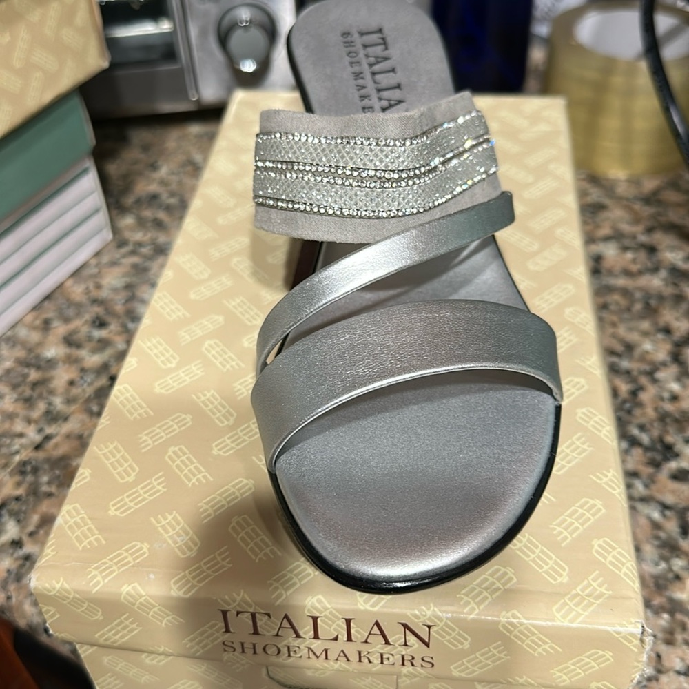 BRAND NEW!! Italian Shoemakers size 8